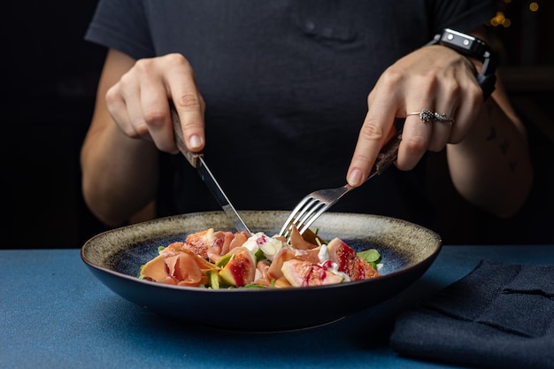 Szef kuchni przygotowujący danie