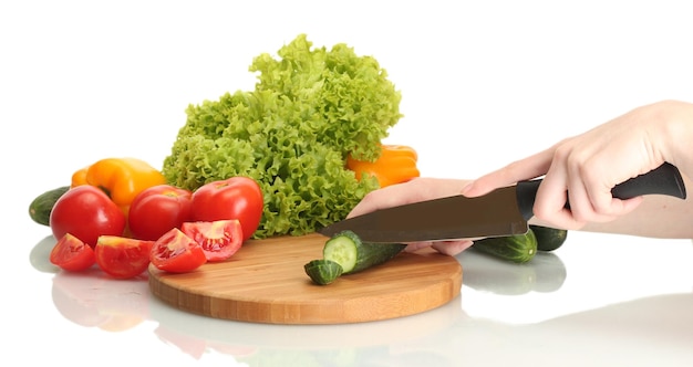 Osoba krojąca warzywa